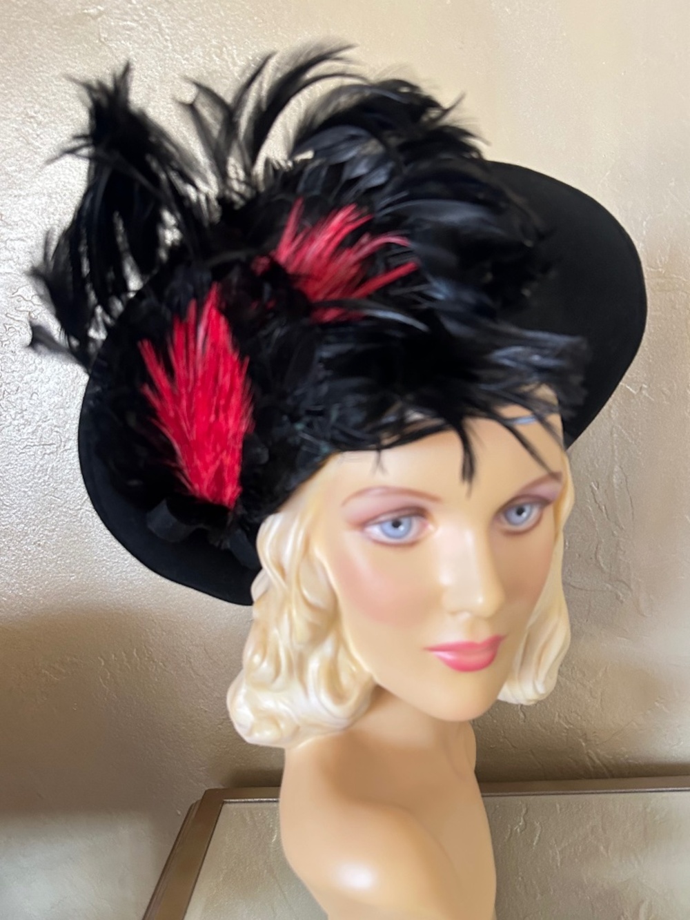 FABULOUS 1970's DESIGNER BLACK FELT WIDE BRIM HAT + RED/BLACK FEATHER SPRAY